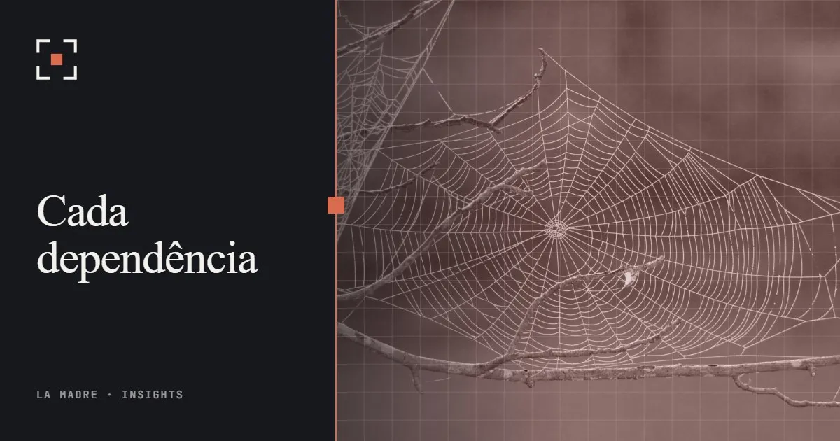 Uma teia de aranha presa entre galhos, coberta de orvalho, em duotone La Madre, ao lado das palavras Cada dependência