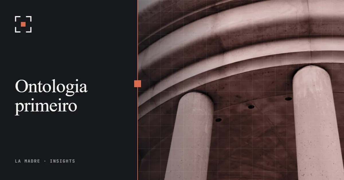 A colunata curva de um edifício clássico de pedra, em duotone La Madre, ao lado das palavras Ontologia primeiro