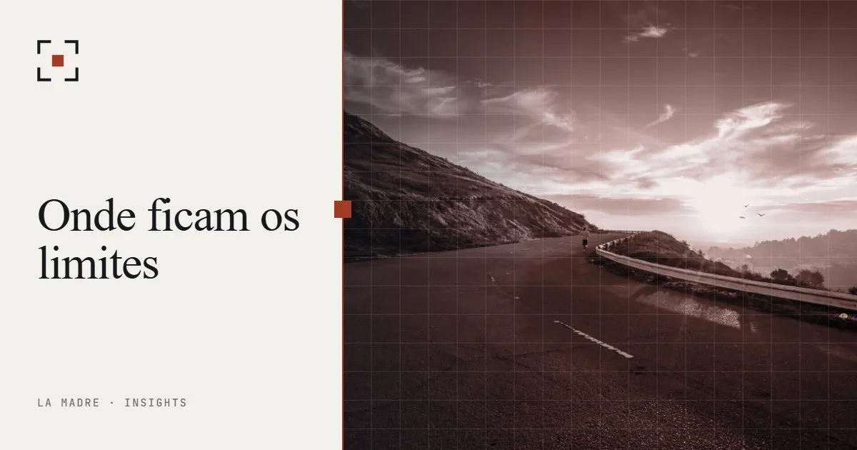 Uma estrada de montanha fazendo curva ao lado de um guardrail ao pôr do sol, em duotone La Madre, ao lado das palavras Onde ficam os limites