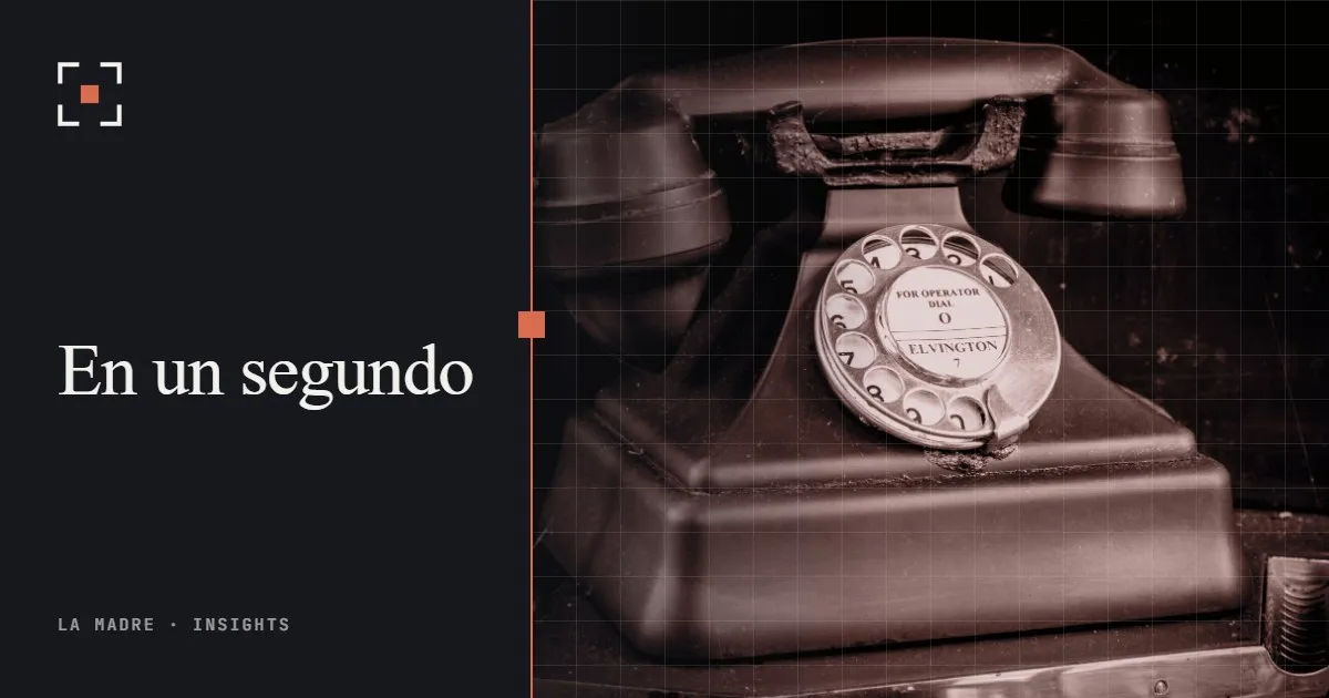 Un teléfono antiguo de disco con el auricular colgado, en duotono La Madre, junto a las palabras En un segundo