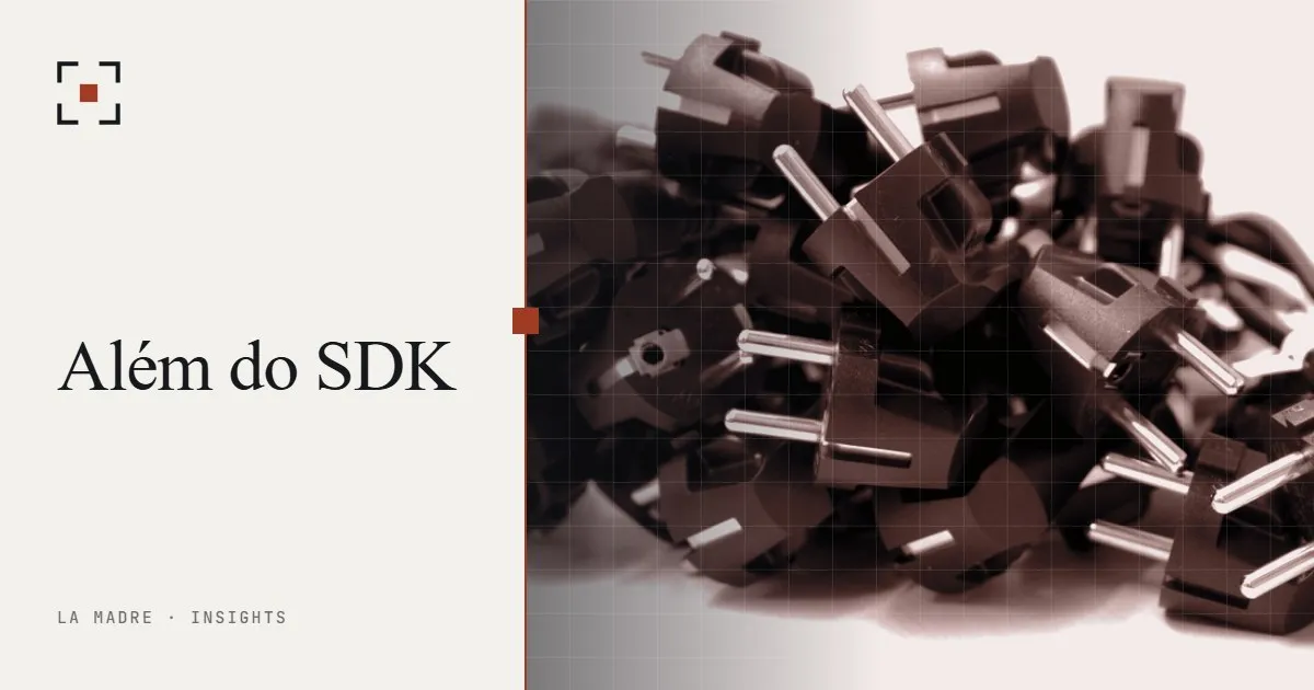 Uma pilha de plugues elétricos, no duotone da La Madre, ao lado das palavras Além do SDK