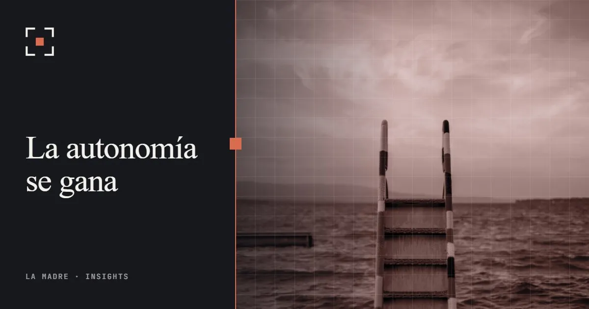 Una escalera metálica que baja hacia el mar en calma al atardecer, en duotono La Madre, junto a las palabras La autonomía se gana