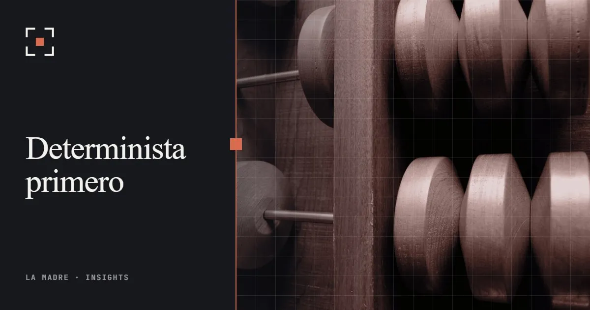 Detalle de las cuentas de madera de un gran ábaco, en duotono La Madre, junto a las palabras Determinista primero
