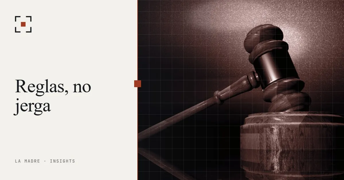 Un martillo de juez sobre su base, en duotono La Madre, junto a las palabras Reglas, no vocabulario