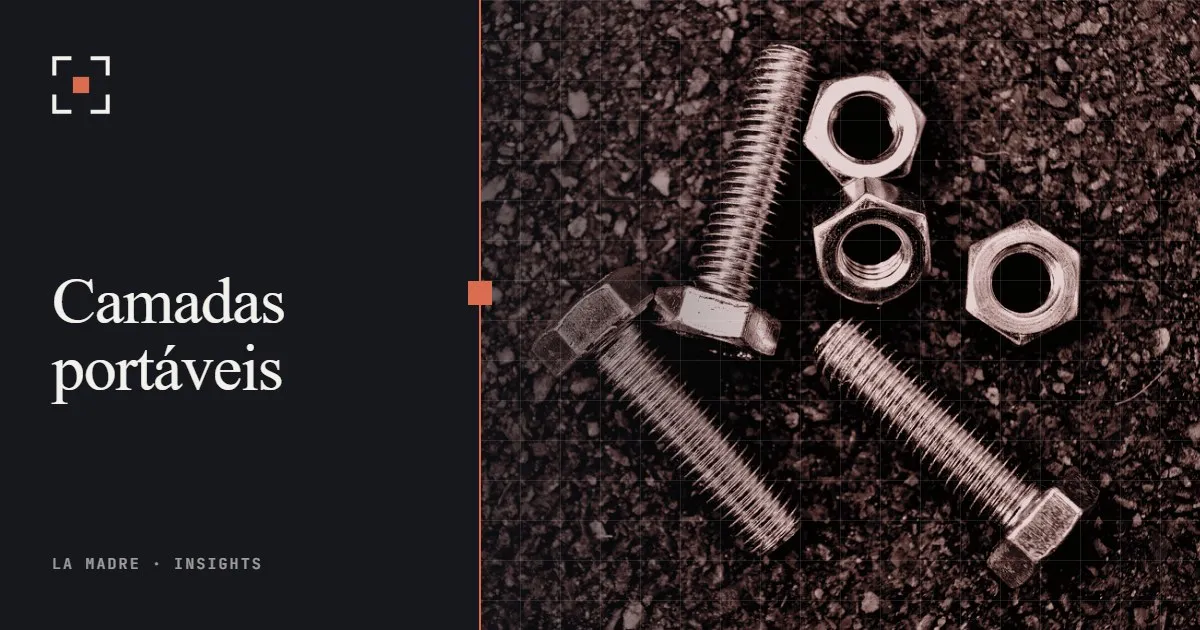 Parafusos e porcas sextavadas de aço sobre uma superfície cor de ferrugem, em duotone La Madre, ao lado das palavras Camadas portáveis