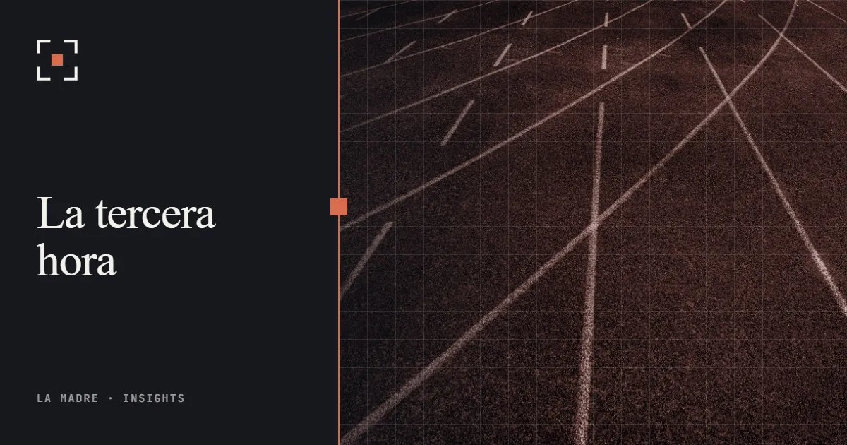 Calles curvas de una pista de atletismo, en duotono La Madre, junto a las palabras La tercera hora