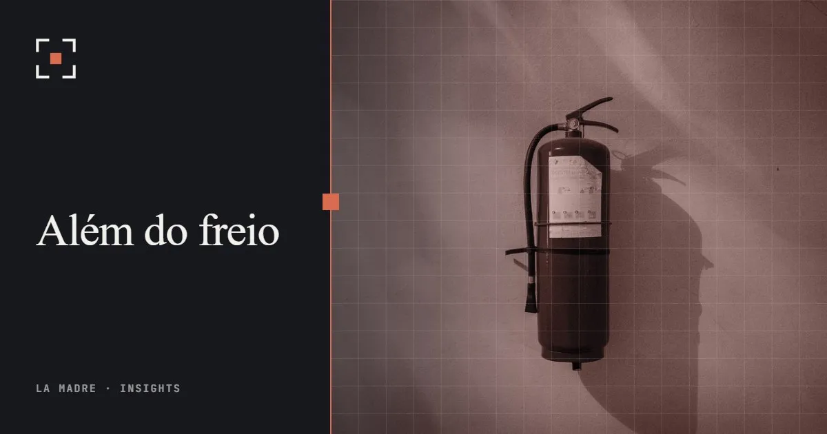 Um extintor de incêndio vermelho preso a uma parede verde-azulada, em duotone La Madre, ao lado das palavras Além do freio