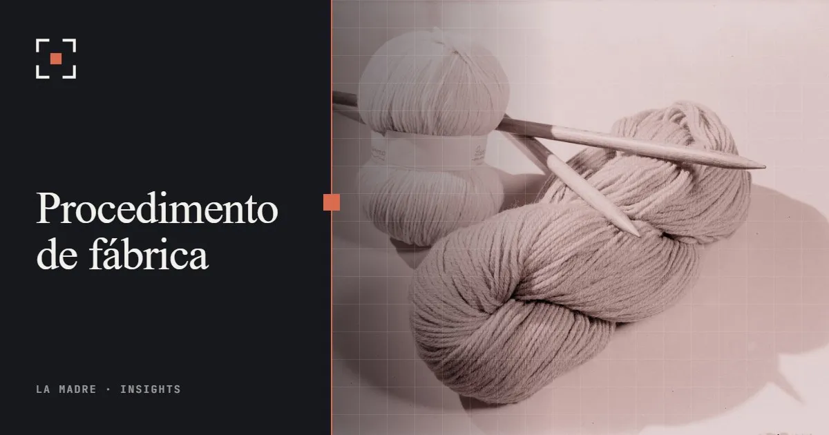 Novelos de lã com agulhas de tricô, no duotone da La Madre, ao lado das palavras Procedimento de fábrica