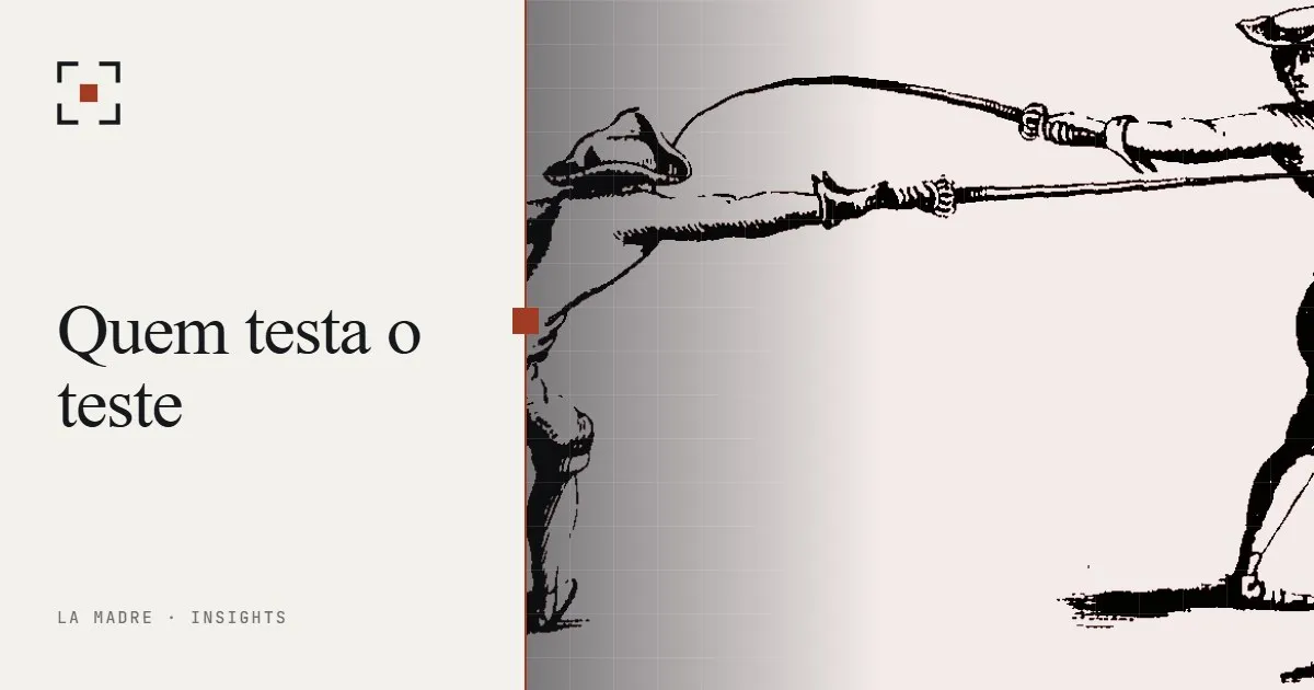 Uma gravura do século XVIII de dois esgrimistas cruzando espadas, em duotone La Madre, ao lado das palavras Quem testa o teste