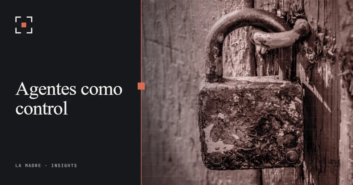 Un candado oxidado cerrando una vieja puerta verde, en duotono La Madre, junto a las palabras Agentes como control