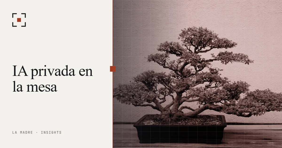 Un pequeño bonsái en una maceta baja ante una pared gris, en duotono La Madre, junto a las palabras IA privada en la mesa