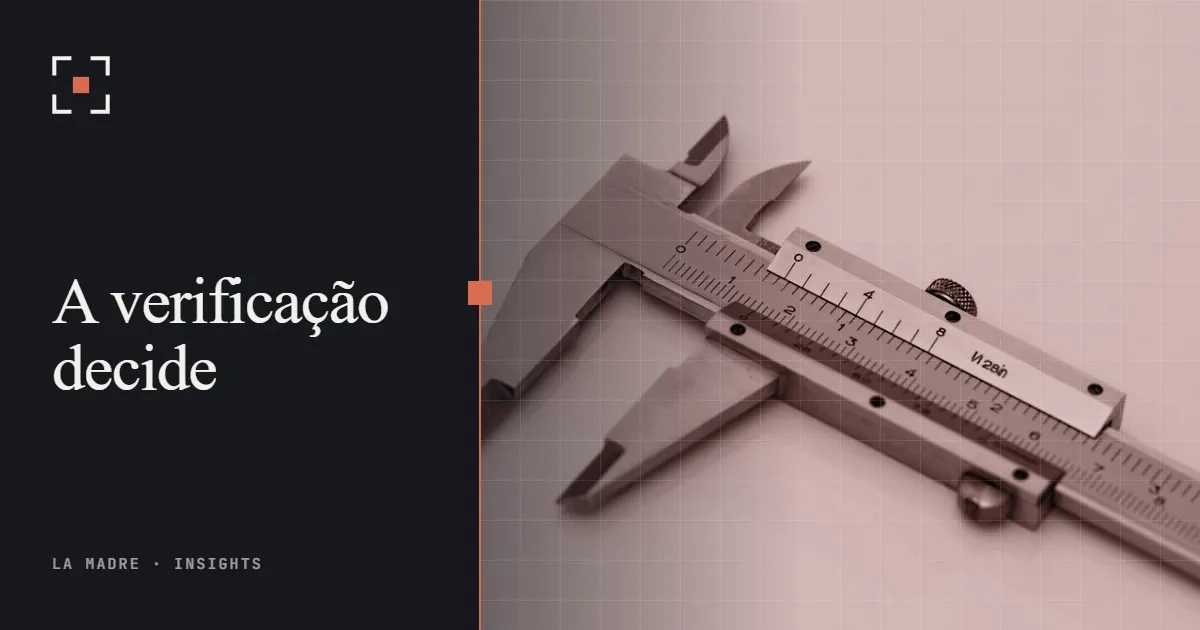 Um paquímetro de aço sobre uma superfície clara, em duotone La Madre, ao lado das palavras A verificação decide