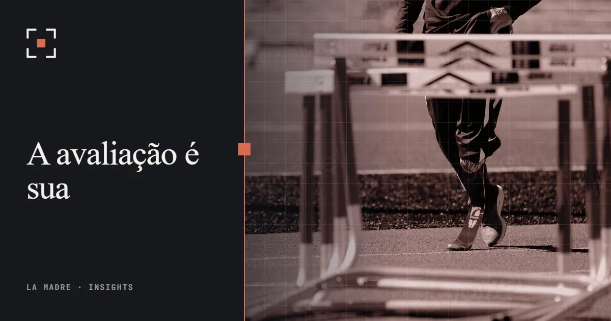 Barreiras numa pista de atletismo com as pernas de um atleta em plena passada, em duotone La Madre, ao lado das palavras A avaliação é sua