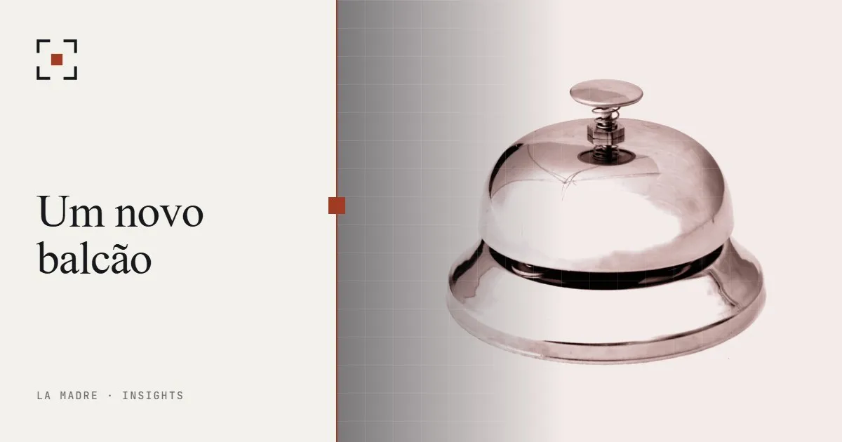 Um sino de recepção cromado em fundo liso, em duotone La Madre, ao lado das palavras Um novo balcão