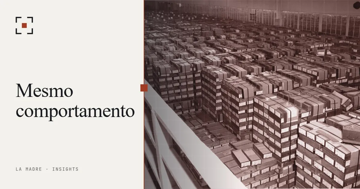 Fileiras de caixas de cartões perfurados da IBM empilhadas em um grande depósito, em duotone La Madre, ao lado das palavras Mesmo comportamento