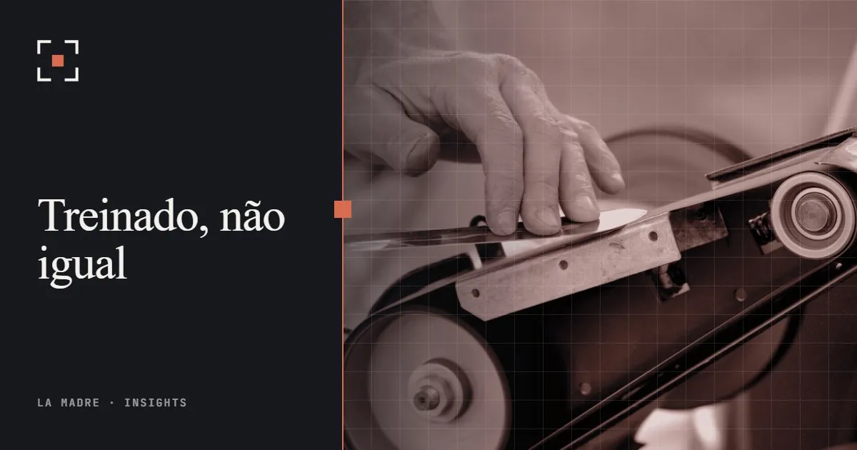 Uma lâmina sendo afiada em uma lixadeira de cinta, no duotone da La Madre, ao lado das palavras Treinado, não igual