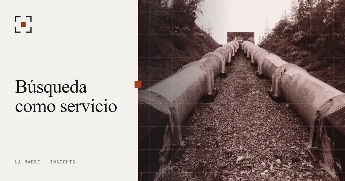 Dos grandes tuberías en paralelo a lo largo de una zanja de grava, en duotono La Madre, junto a las palabras Búsqueda como servicio