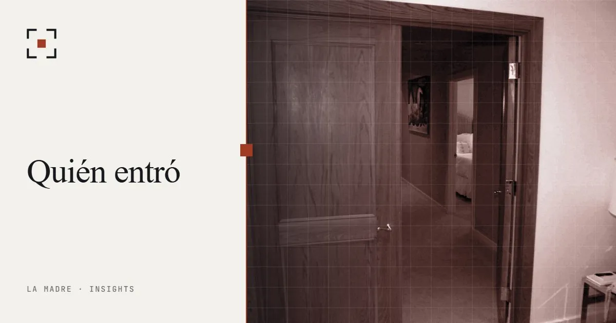 Una puerta de madera entreabierta hacia un pasillo, en duotono La Madre, junto a las palabras Quién entró