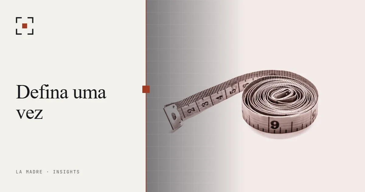 Uma trena enrolada sobre uma superfície branca, em duotone La Madre, ao lado das palavras Defina uma vez