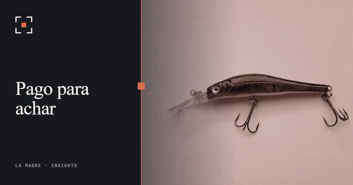 Uma única isca de pesca com anzóis triplos em um fundo liso, em duotone La Madre, ao lado das palavras Pago para achar