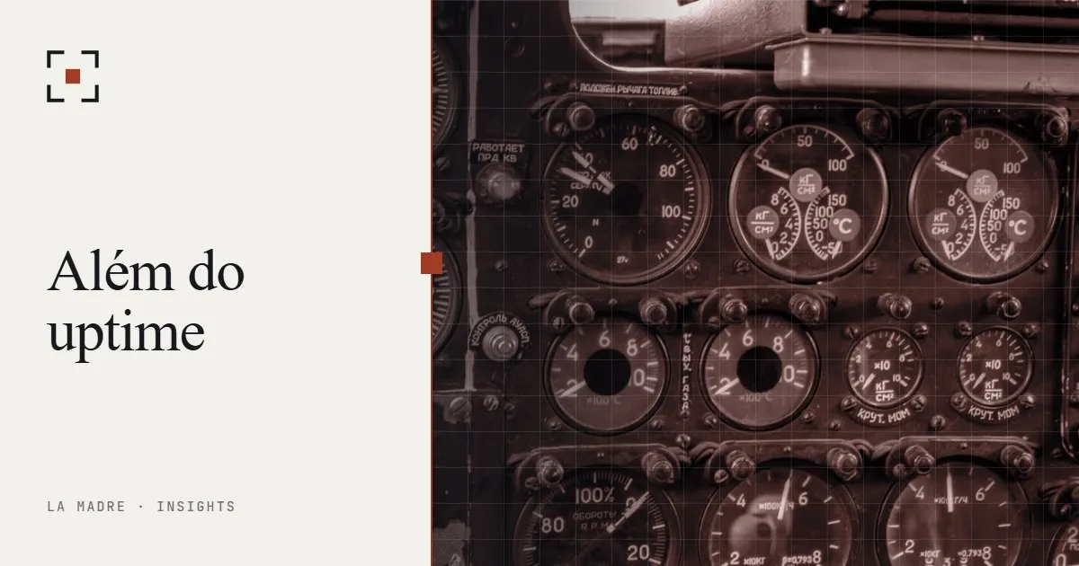 Painel de cabine de avião cheio de mostradores analógicos, em duotone La Madre, ao lado das palavras Além do uptime