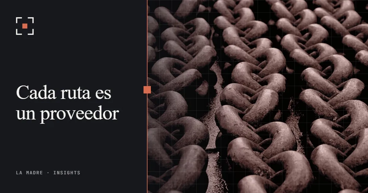 Eslabones de una cadena pesada y oxidada amontonados, en duotono La Madre, junto a las palabras Cada ruta es un proveedor