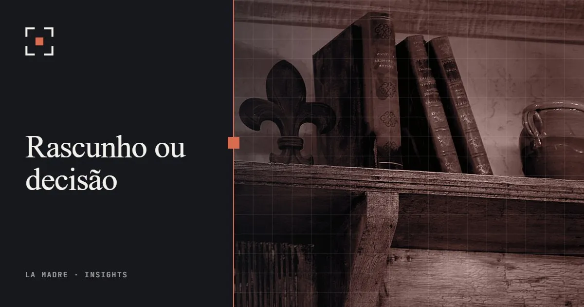 Livros antigos encadernados em couro em uma estante de madeira ao lado de uma flor-de-lis de ferro, em duotone La Madre, ao lado das palavras Rascunho ou decisão