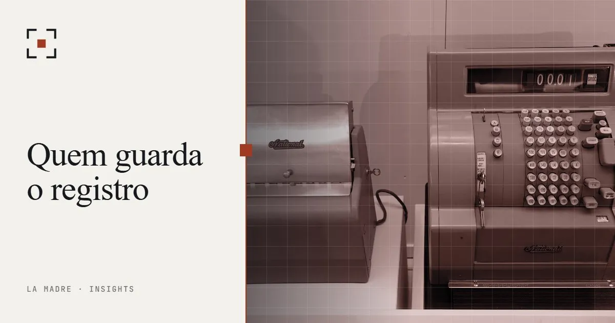 Uma caixa registradora de 1959 ao lado de uma máquina de troco, em um museu, no duotone da La Madre, ao lado das palavras Quem guarda o registro