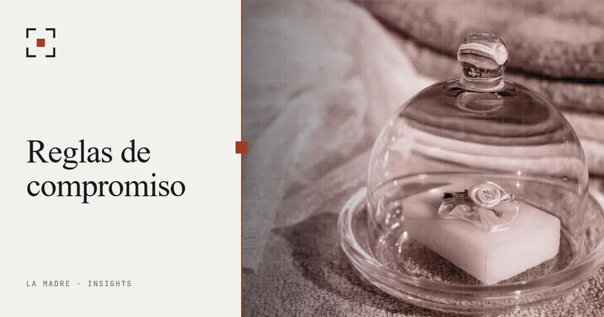 Un objeto pequeño sellado bajo una campana de cristal, en duotono de La Madre, junto a las palabras Reglas de compromiso