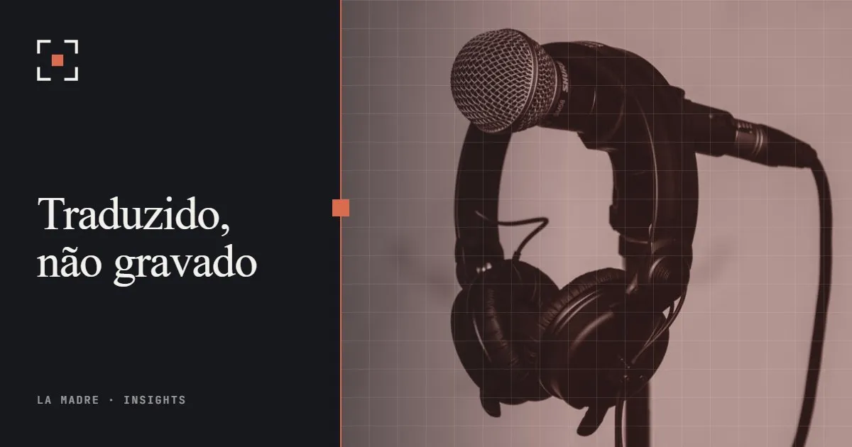 Fones de ouvido pendurados num pedestal de microfone, em duotone La Madre, ao lado das palavras Traduzido, não gravado