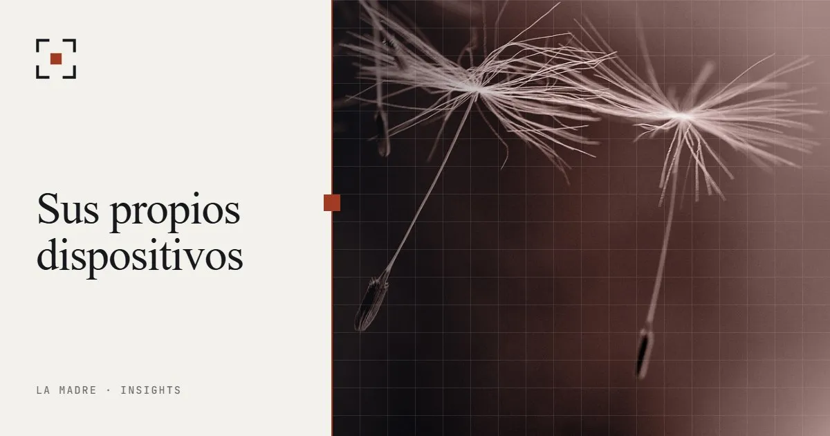 Semillas de diente de león dispersándose en el aire, en duotono La Madre, junto a las palabras Sus propios dispositivos