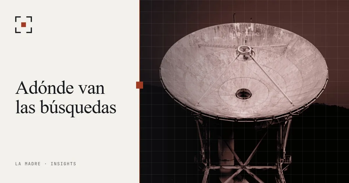 La antena de un radiotelescopio contra el cielo, en el duotono de La Madre, junto a las palabras Adónde van las búsquedas