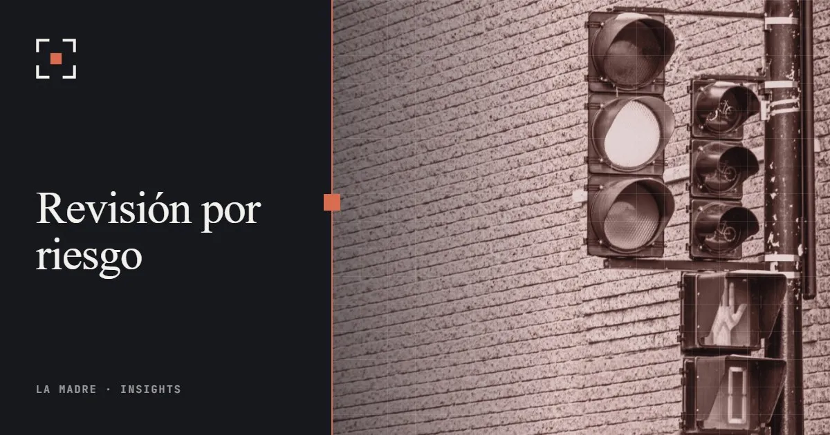 Un semáforo contra una pared de ladrillos, en duotono de La Madre, junto a las palabras Revisión por riesgo