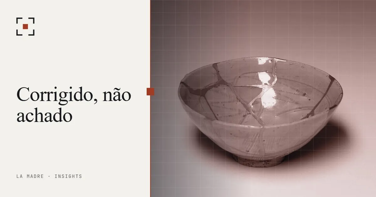 Uma tigela de cerâmica do século X com as rachaduras reparadas em ouro, em duotone La Madre, ao lado das palavras Corrigido, não achado