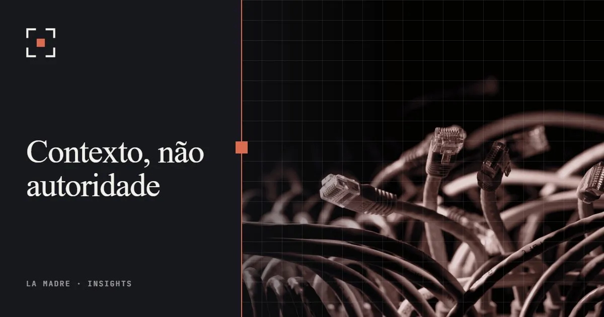 Feixes de cabos de rede com conectores expostos, em duotone La Madre, ao lado das palavras Contexto, não autoridade