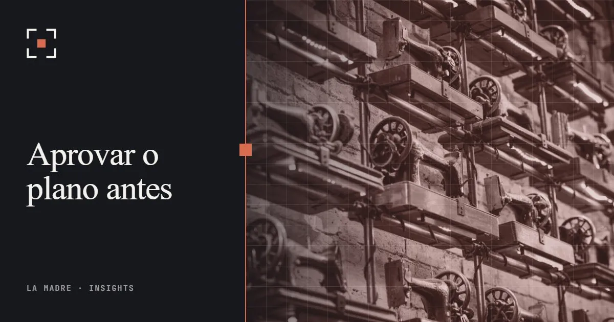 Fileiras de rodas de máquinas industriais montadas numa parede, em duotone La Madre, ao lado das palavras Aprovar o plano antes