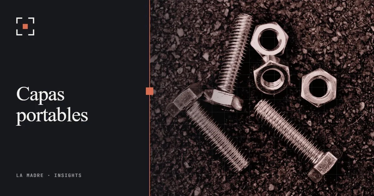 Tornillos y tuercas hexagonales de acero sobre una superficie color óxido, en duotono La Madre, junto a las palabras Capas portables