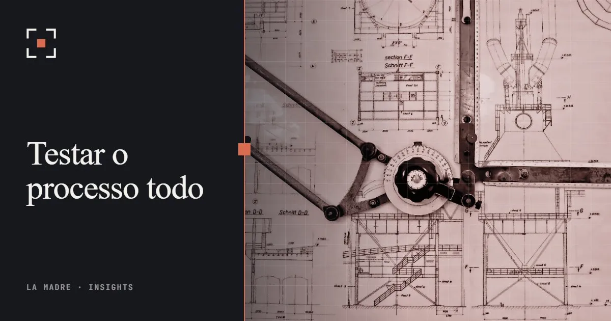 Um compasso de desenho sobre plantas técnicas, em duotone La Madre, ao lado das palavras Testar o processo todo