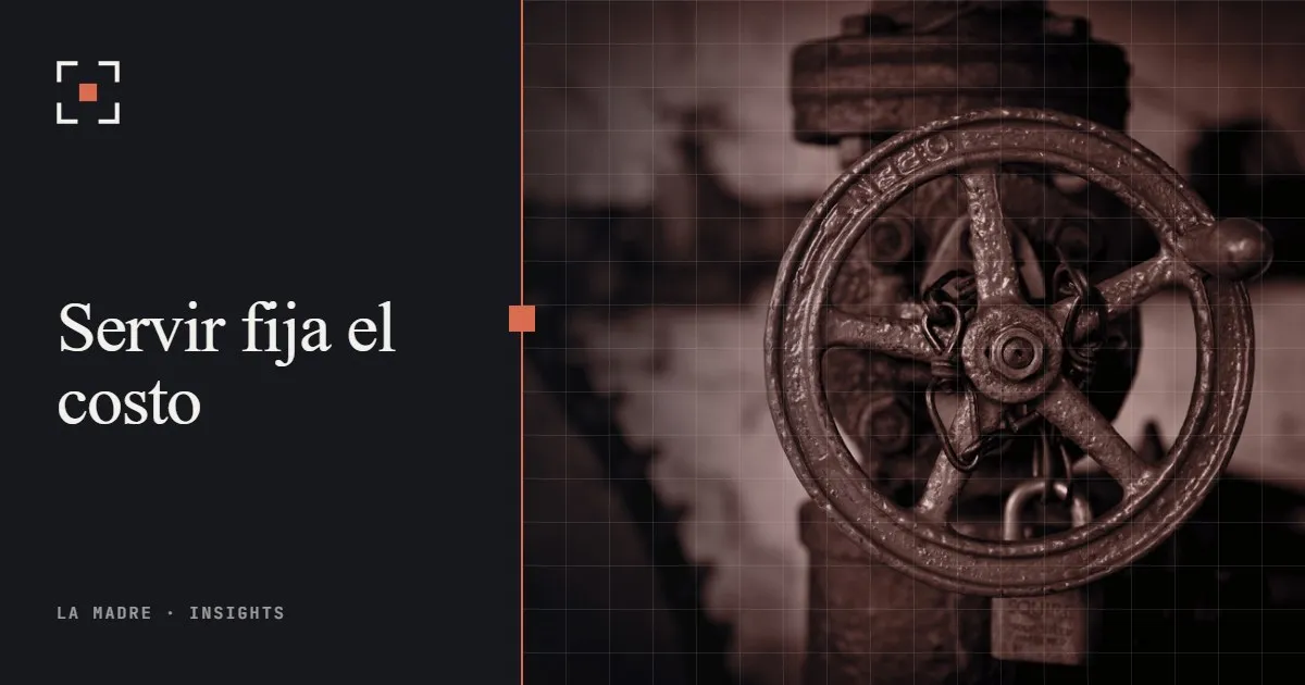 Un volante de válvula rojo en una tubería industrial, en el duotono de La Madre, junto a las palabras Servir fija el costo