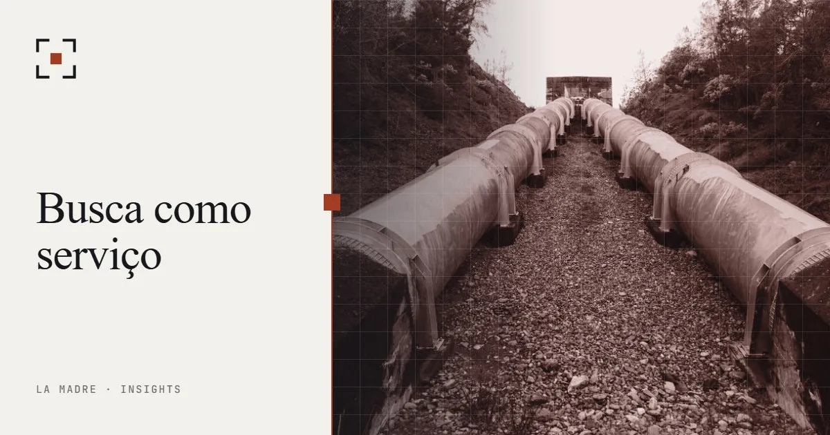 Dois grandes dutos lado a lado ao longo de uma vala de cascalho, em duotone La Madre, ao lado das palavras Busca como serviço