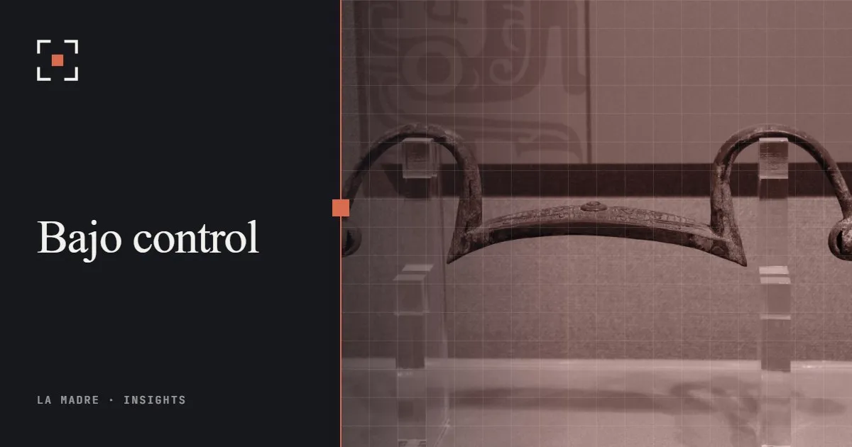 Un antiguo dispositivo de bronce para sujetar las riendas de caballos, en una vitrina de museo, en duotono La Madre, junto a las palabras Bajo control