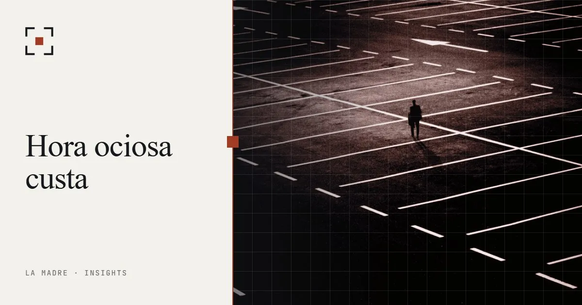 Um estacionamento quase vazio à noite, com uma pequena figura atravessando, em duotone La Madre, ao lado das palavras Hora ociosa custa