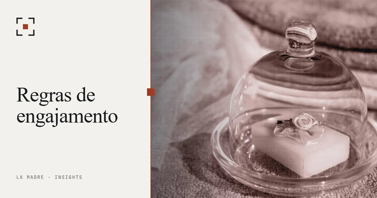 Um pequeno objeto selado sob uma redoma de vidro, no duotone La Madre, ao lado das palavras Regras de engajamento