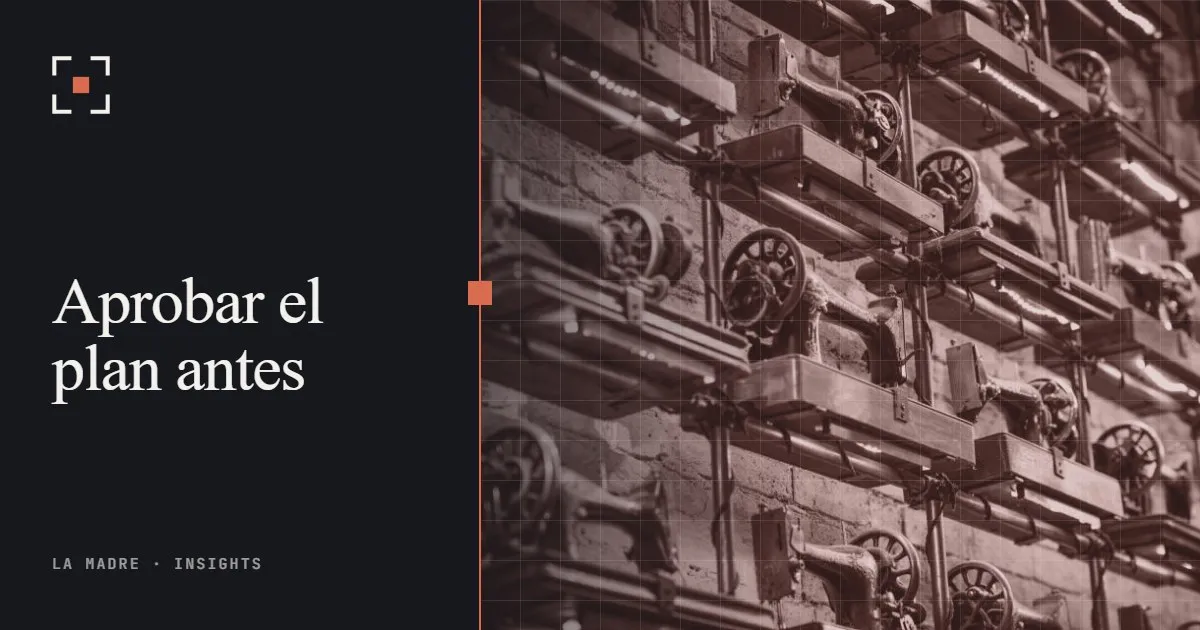 Filas de ruedas de máquinas industriales montadas en una pared, en duotono La Madre, junto a las palabras Aprobar el plan antes