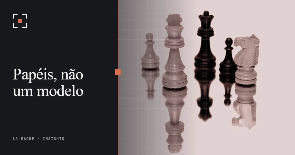 Peças de xadrez de madeira de ambas as cores refletidas em uma superfície branca, em duotone La Madre, ao lado das palavras Papéis, não um modelo