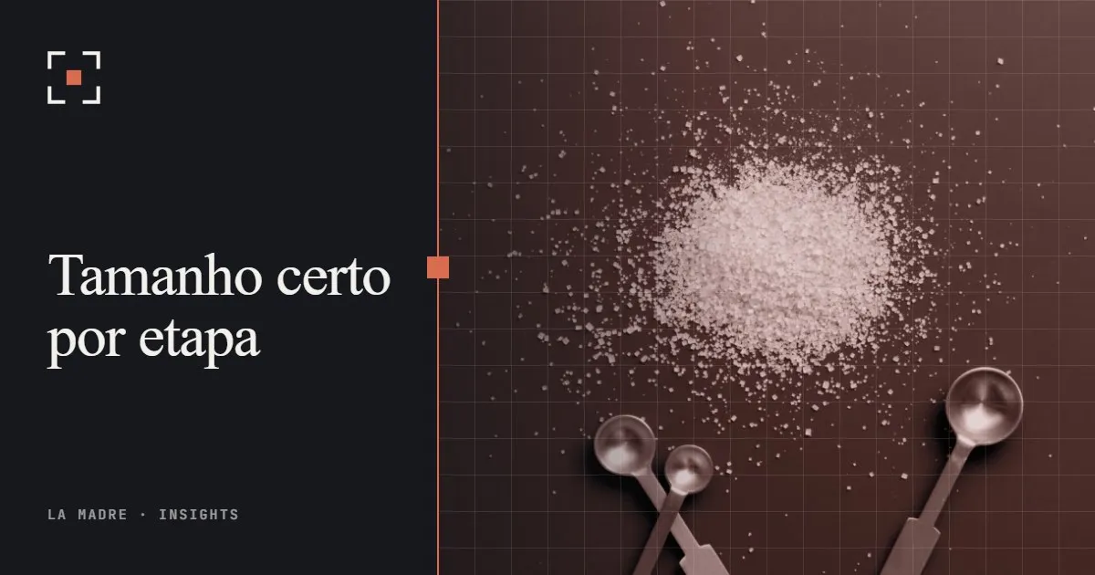 Colheres de medida de tamanhos diferentes ao lado de uma pilha de açúcar, em duotone La Madre, ao lado das palavras Tamanho certo por etapa