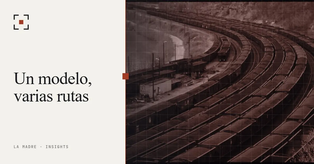 Vías paralelas en curva en un patio ferroviario, en duotono La Madre, junto a las palabras Un modelo, varias rutas