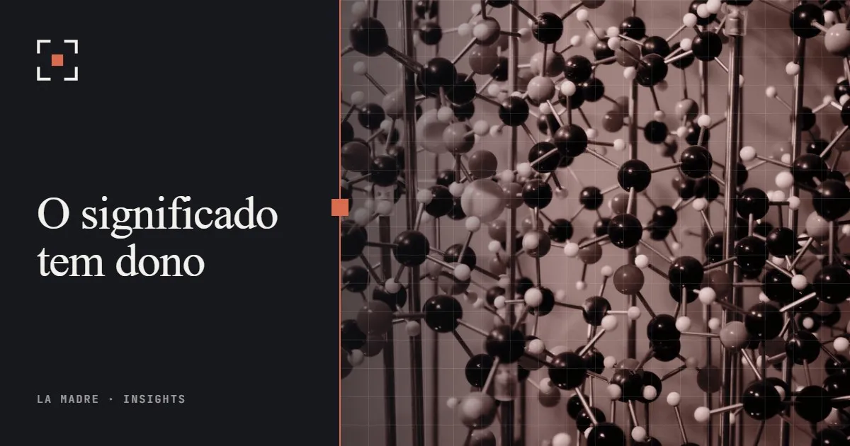 Um grande modelo molecular de bolas e varetas num museu, em duotone La Madre, ao lado das palavras O significado tem dono