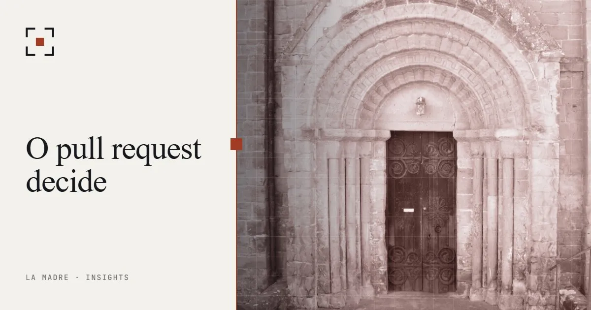 Uma porta de madeira fechada sob um arco de pedra entalhado, no duotone La Madre, ao lado das palavras O pull request decide