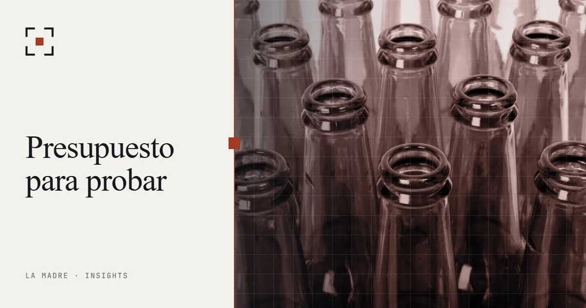 Los cuellos de muchas botellas de vidrio verde vistos desde arriba, en duotono de La Madre, junto a las palabras Presupuesto para probar